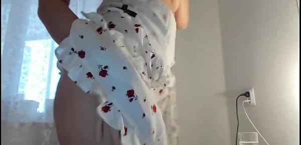  Novinha tirando o vestido na webcam